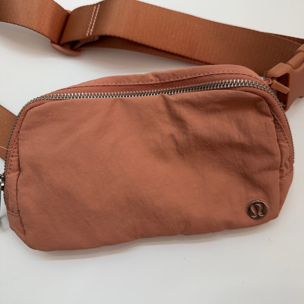 Lululemon Everywhere Belt Bag in Pink Savannah - Picture 2 of 6